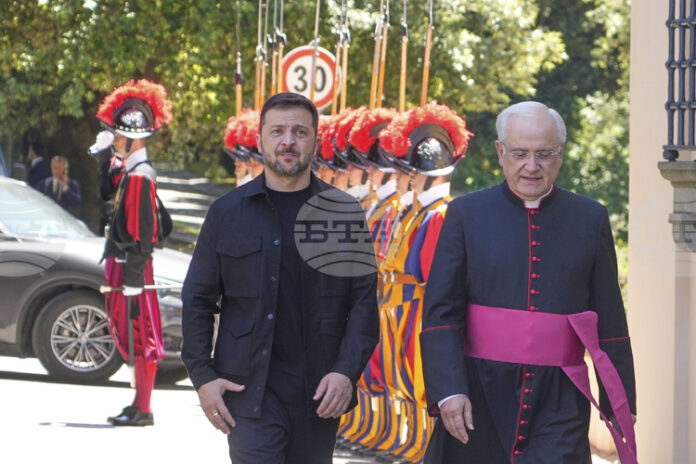 ОБНОВЕНА 
                                                                                                Президентът на Украйна Володимир Зеленски пристигна в лятната папска резиденция, за да се срещне с папа Лъв XIV