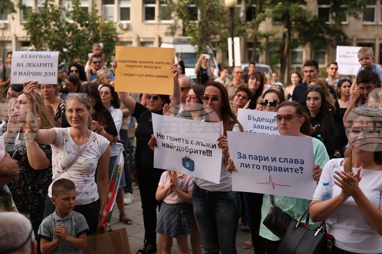 СподелиПротестът и контрапротестът пред Университетската акушеро гинекологична болница Майчин дом в