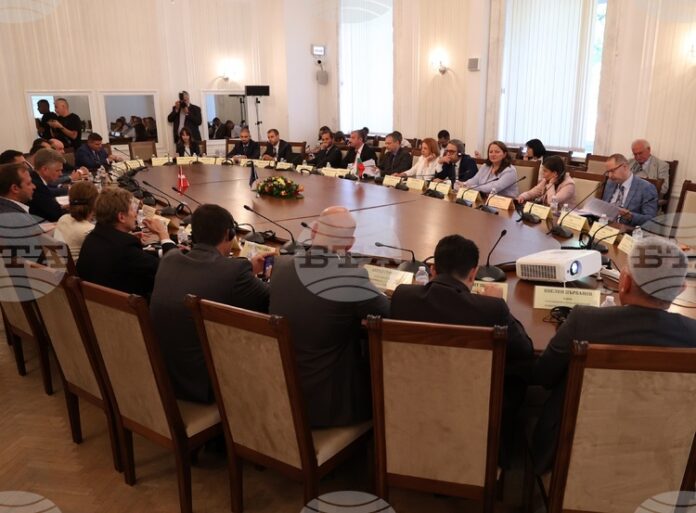 Обзор Дания представи приоритетите си за председателство на Съвета на Обзор
Дания представи приоритетите си за председателство на Съвета на ЕС пред българските депутати