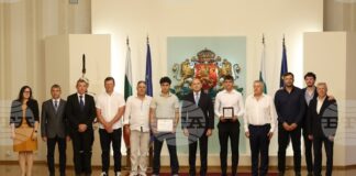 ОБЗОР
                                                                                                Тенисистите Иван Иванов и Александър Василев бяха удостоени с почетни плакети от президента Румен Радев за успехите си на "Уимбълдън"