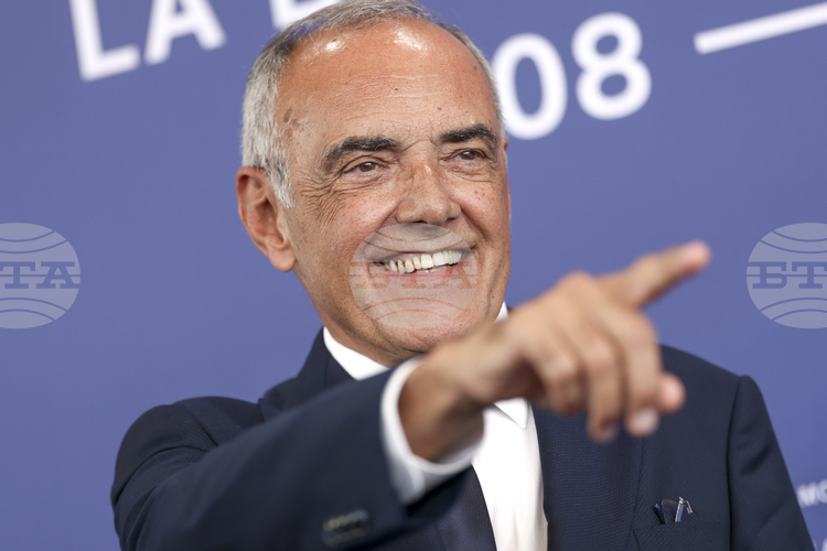 СподелиДжулия Робъртс Джордж Клуни Ема Стоун Дуейн Джонсън Емили Блънт