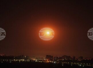 Осем души са ранени в Киев тази нощ при руска атака с дронове, заявиха украинските власти