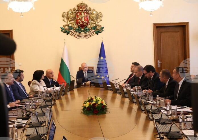 Освобождават се резерви от бутилирана вода за питейни нужди във връзка с обявеното бедствено положение в Хаджидимитрово и Горна Студена