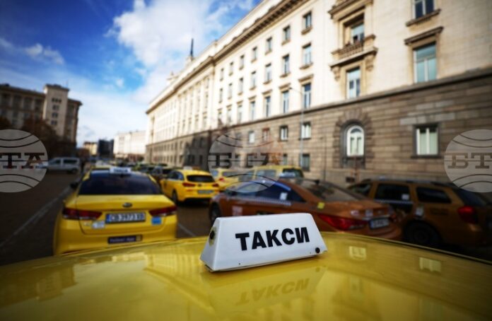 От 8 октомври тази година такситата ще обозначават цените и в евро, предвижда проект на наредба, публикуван за обществено обсъждане
