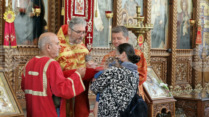 Отец Красимир говори на миряните в храма "Св. Три Светители" за светите отци от шестте Вселенски събора