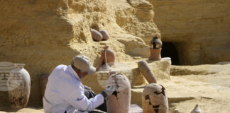 Пълен отпечатък на ръка, оставен неволно преди 4000 години върху глинен съд в Древен Египет, развълнува археолози