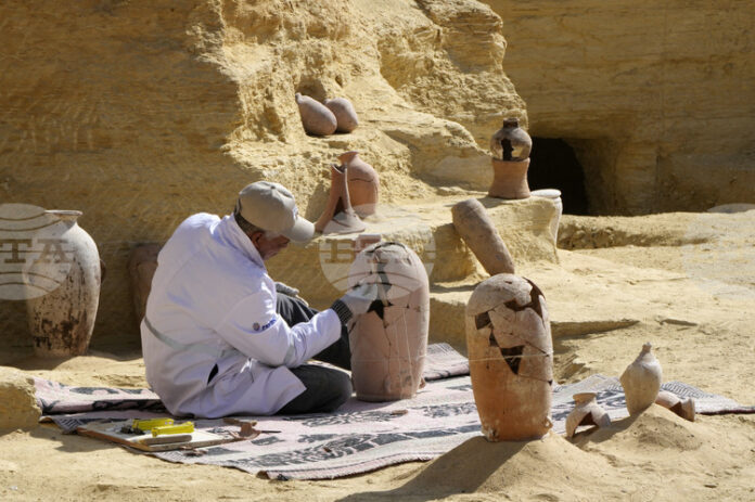 Пълен отпечатък на ръка, оставен неволно преди 4000 години върху глинен съд в Древен Египет, развълнува археолози