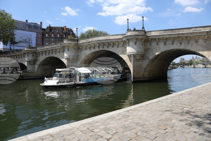 Париж ще отдаде почит на Кристо и Жан-Клод за 40-ата годишнина от опаковането на Пон Ньоф