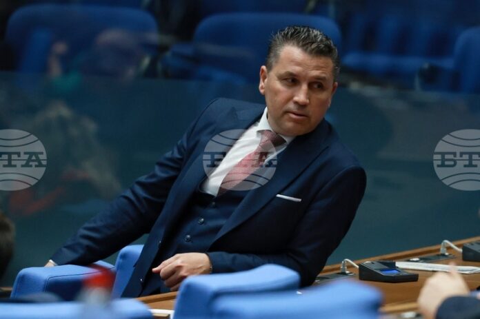 Парламентарната група „Алианс за права и свободи“ ще подкрепи този вот на недоверие, каза Хюсни Адем