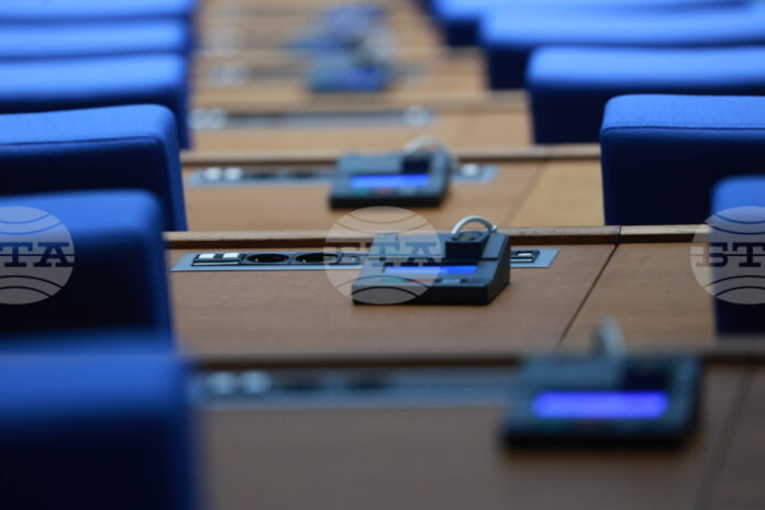 Парламентът ще обсъди вота на недоверие към кабинета "Желязков" за "провал във фискалната политика" и оставката на Кирил Петков