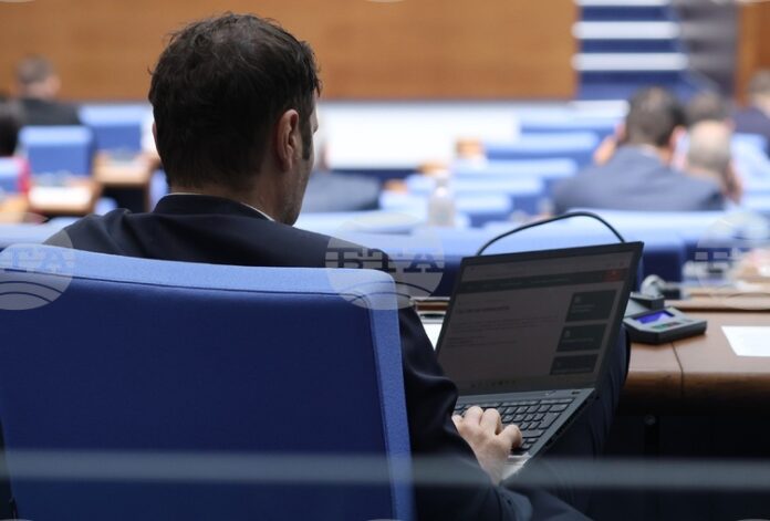 Парламентът ще обсъди вота на недоверие към кабинета Желязков за провал в сектор околна среда и води