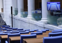 „Центърът за вземане на решения е извън институциите“: Реакциите след срещата „Борисов-Пеевски“ за управление Парламентът ще разгледа на второ четене промени в Закона за публичното предлагане на ценни книжа