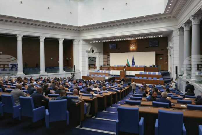 Парламентът удължи работното си време до изчерпване на фиксираните за днес точки в дневния ред