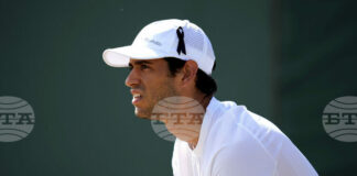 Португалският тенисист Нуно Боржеш игра с черна лента на шапката по време на мача си от третия кръг на "Уимбълдън" в памет на Диого Жота