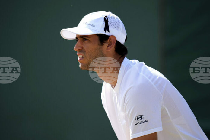 Португалският тенисист Нуно Боржеш игра с черна лента на шапката по време на мача си от третия кръг на "Уимбълдън" в памет на Диого Жота