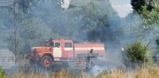 Пожар гори в близост до ямболското село Стефан Караджово, около 200 души са напуснали провеждащ се там събор