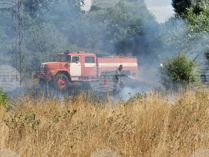 Пожар гори в близост до ямболското село Стефан Караджово, около Пожар гори в близост до ямболското село Стефан Караджово, около 200 души са напуснали провеждащ се там събор