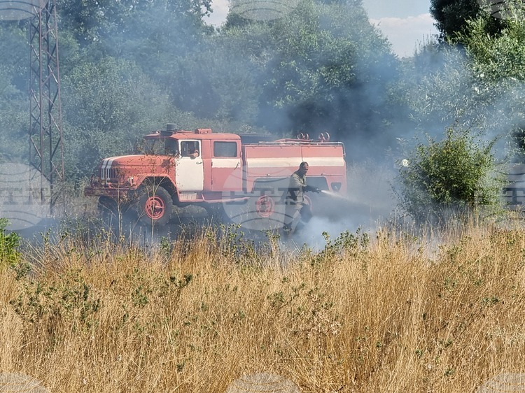 СподелиПожар бушува в района на село Стефан Караджово община Болярово