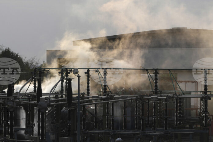 Пожарът, довел до спирането на работата на летище Хийтроу, е причинен от повреда на компонент в електрическа подстанция