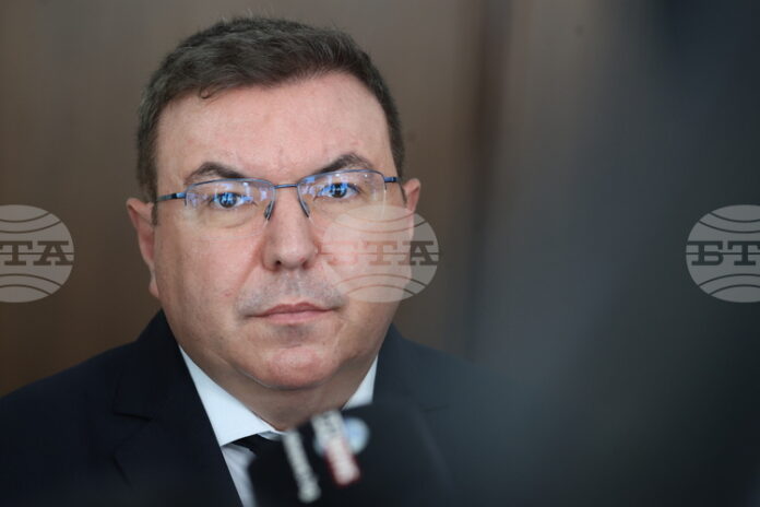 Правителството е стабилно, ще издържи на "маратона" от вотове на недоверие, коментира Костадин Ангелов