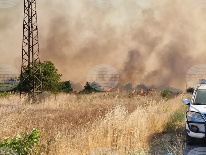 Продължава участието на военнослужещи в борбата с огнената стихия в страната