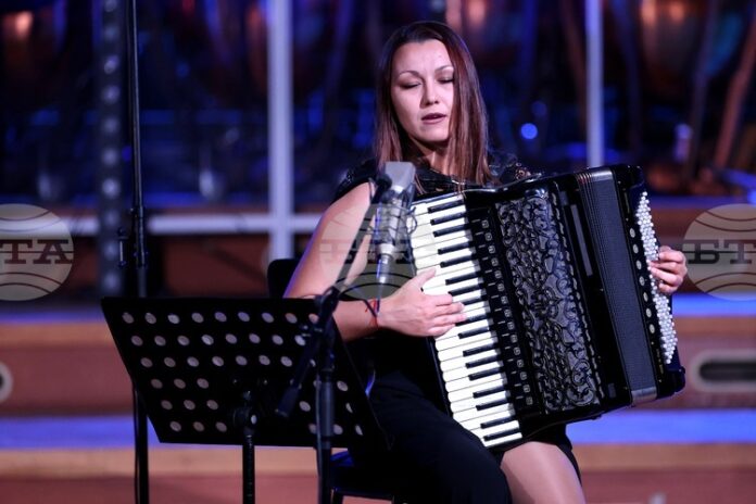 Програмата на “Музикална магия 2” включва виртуозна и зареждаща музика, каза за БТА акордеонистът Вероника Тодорова