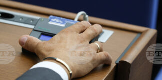 Размерът на таксата за платено обучение да бъде намален с 40 процента, реши парламентът