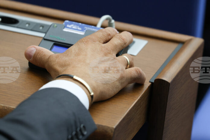 Размерът на таксата за платено обучение да бъде намален с 40 процента, реши парламентът