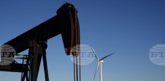 РАЗШИРЕНА
                                                                                                ОПЕК+ обмисля увеличаване на добивите петрол с 550 000 барела на ден през август, предаде Ройтерс