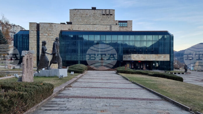 Родопският драматичен театър „Никола Хайтов“ подготвя мултижанров репертоар за сезон 2025-2026 г., каза директорът Мариан Бозуков