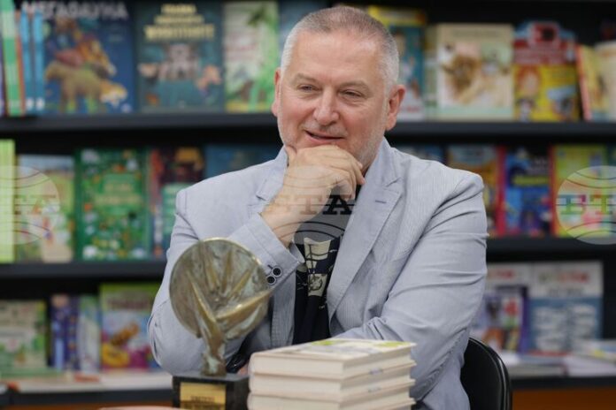 Романът „Градинарят и смъртта“ е представен от в. „Нойе Цюрхер цайтунг“