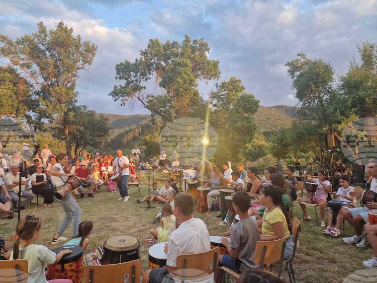 СподелиМеждународният фестивал на музиката и изкуствата Jam on the river