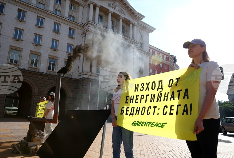 СподелиАктивисти от Грийнпийс България запалиха печка за дърва пред Министерството