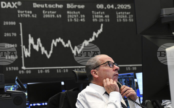 Със спад на индексите приключи последната за седмицата търговска сесия на фондовите борси в Европа заради подновената несигурност около митата