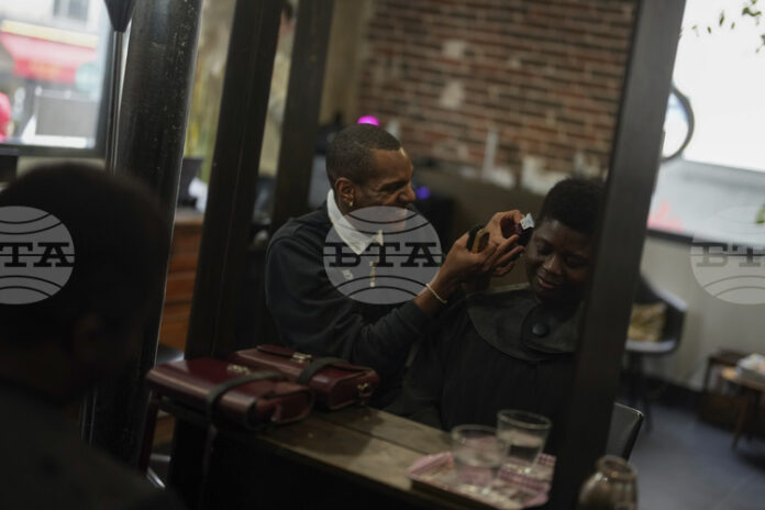 Секторът на услугите е спаднал през април с 0,3 на сто както в ЕС, така и в еврозоната