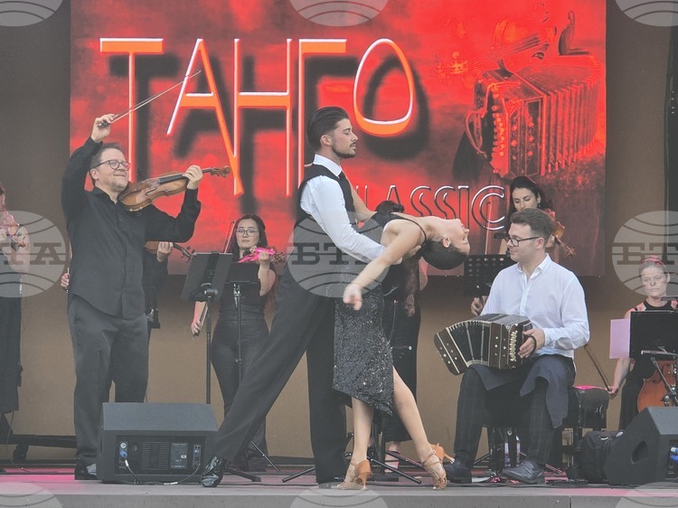 СподелиКонцертът Танго Classic се проведе в Шабла където участваха цигуларят
