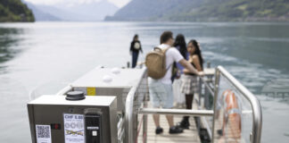 Швейцарско село печели, но и страда от хилядите туристи, посещаващи кея от хитовия корейски сериал „Любовта се приземи върху теб“