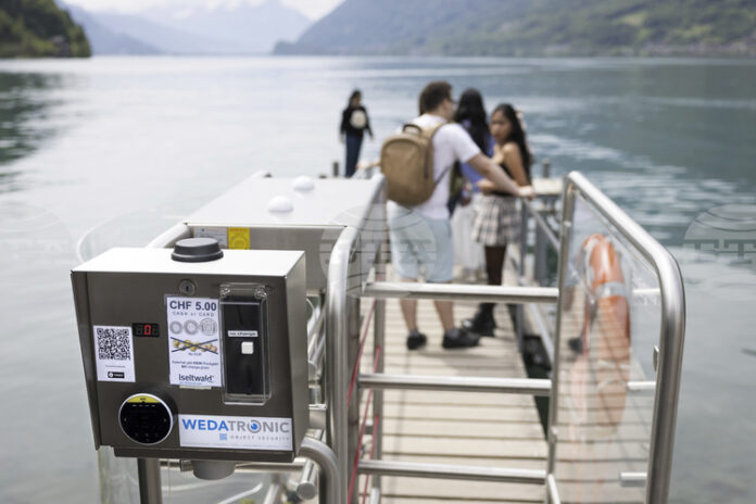 Швейцарско село печели, но и страда от хилядите туристи, посещаващи Швейцарско село печели, но и страда от хилядите туристи, посещаващи кея от хитовия корейски сериал „Любовта се приземи върху теб“