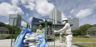 Слабо радиоактивна почва от Фукушима бе доставена в офиса на японския премиер, за да се покаже, че тя вече не е опасна