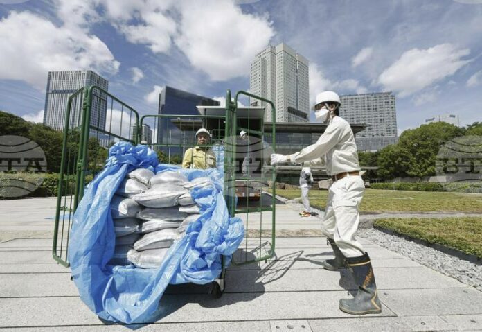 Слабо радиоактивна почва от Фукушима бе доставена в офиса на японския премиер, за да се покаже, че тя вече не е опасна