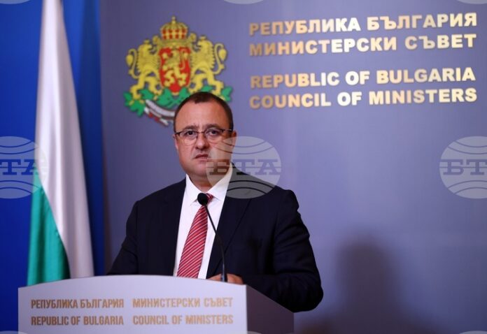 Средствата по ПВУ за енергийно обновяване на многофамилни жилища са спасени, каза министър Иван Иванов