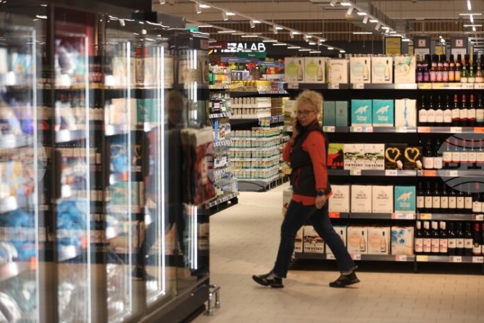 Търговците не могат да вдигат цените необосновано до края на 2026 г. или ги грозят глоби, предвиждат промени в Закона за въвеждане на еврото