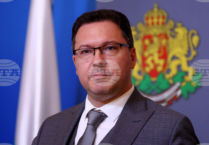 В лицето на българските огнеборци и на международните екипи виждаме истинското значение на дълга и професионализма, заявява Даниел Митов