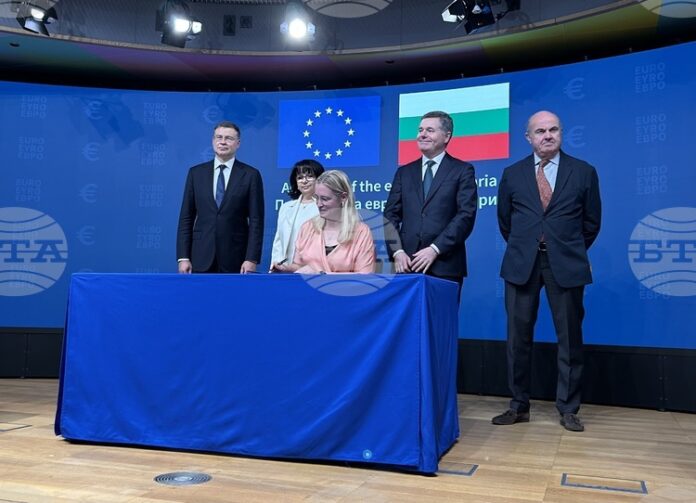 В Съвета на ЕС бяха подписани документите за присъединяването на В Съвета на ЕС бяха подписани документите за присъединяването на България към еврозоната