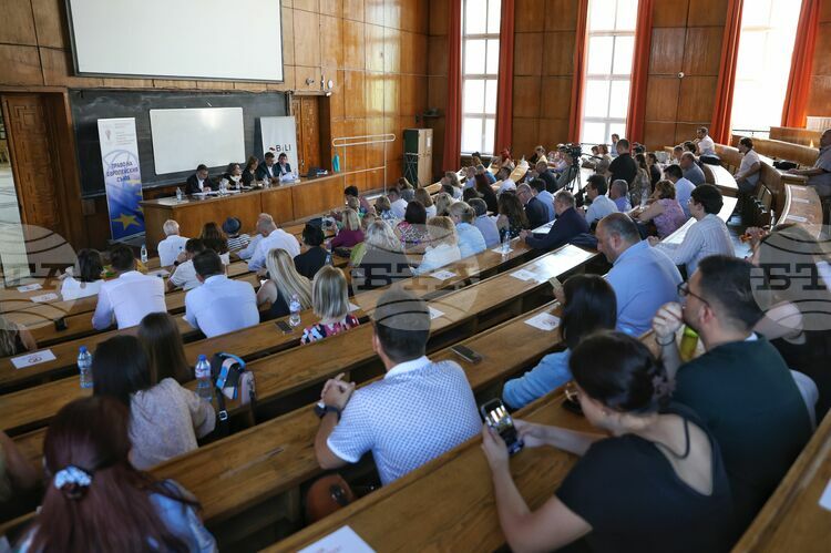 СподелиПредставители на съдебната власт и експерти проведоха дебат относно върховенството