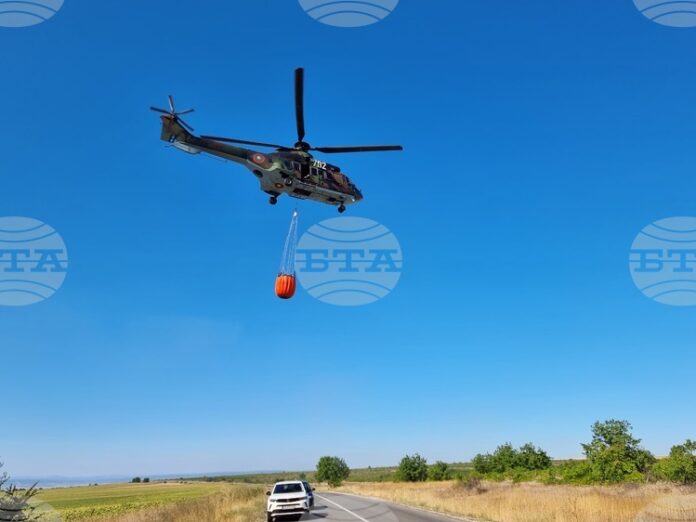 Военнослужещи от Сухопътните войски и хеликоптер „Кугар“ участват в гасенето на големите пожари в областите Благоевград, Хасково и Ямбол