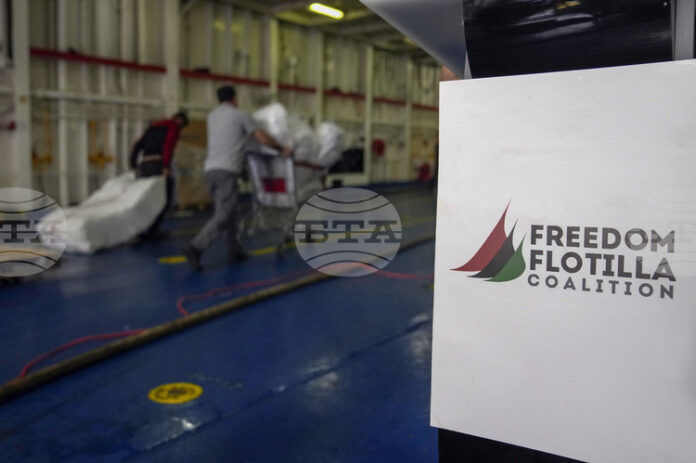 Задържаният от израелските сили кораб с хуманитарна помощ за Газа пристигна в Израел