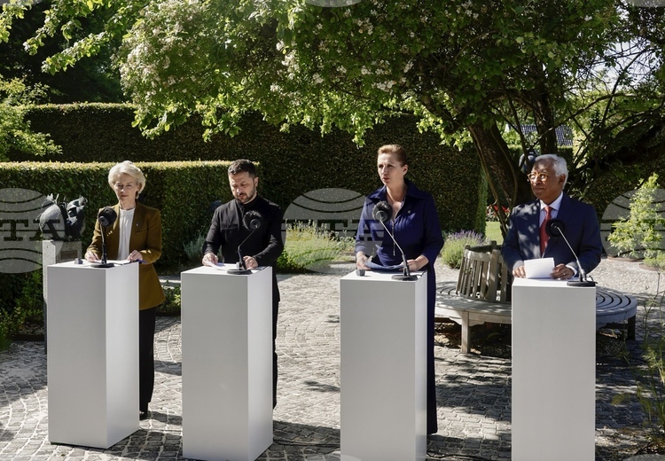 СподелиУправляващите трябва да се съберат на лидерска среща за да