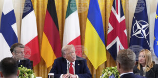 Американският президент Доналд Тръмп разговаря по време на срещата в Белия дом с европейски лидери и украинския президент Володимир Зеленски