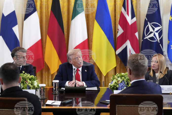 Американският президент Доналд Тръмп разговаря по време на срещата в Белия дом с европейски лидери и украинския президент Володимир Зеленски